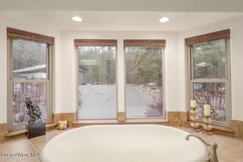 Bath - 461 Paradise Ln, Pinehurst, ID 83850 photo 1 of 9