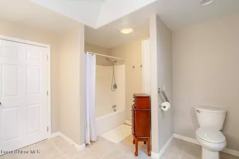 Bath - 461 Paradise Ln, Pinehurst, ID 83850 photo 2 of 9