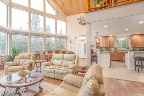Living - 461 Paradise Ln, Pinehurst, ID 83850 photo 7 of 10