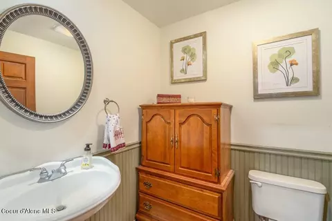 Bath - 461 Paradise Ln, Pinehurst, ID 83850 photo 6 of 9