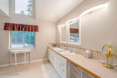 Bath - 461 Paradise Ln, Pinehurst, ID 83850 photo 3 of 9