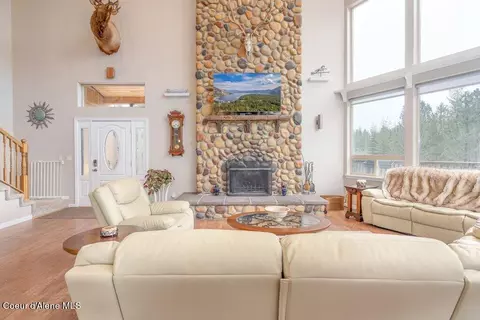Living - 461 Paradise Ln, Pinehurst, ID 83850 photo 8 of 10