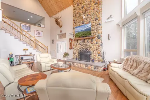 Living - 461 Paradise Ln, Pinehurst, ID 83850 photo 3 of 10