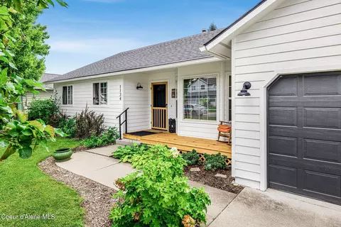 1134 W Tanager Ave, Hayden, ID 83835