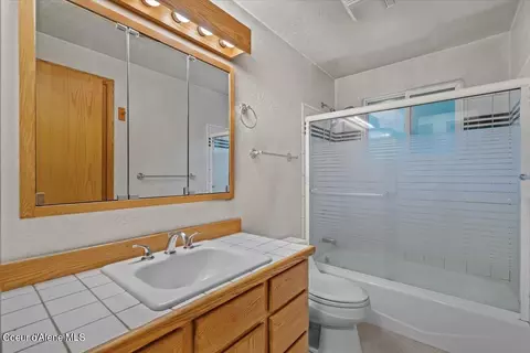 Bath - 271 E Park Dr, Kellogg, ID 83837 photo 1 of 2