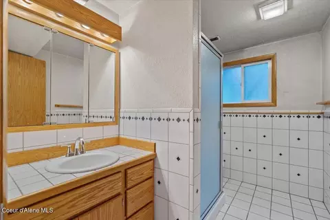 Bath - 271 E Park Dr, Kellogg, ID 83837 photo 2 of 2