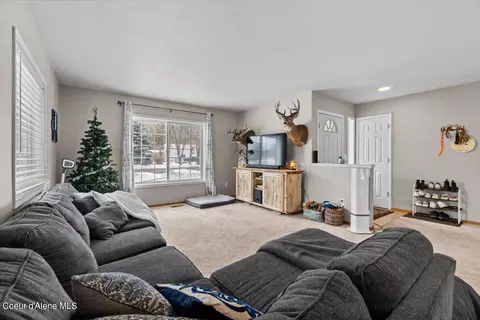 Living - 606 S Division, Pinehurst, ID 83850 photo 2 of 2