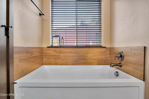 Bath - 349 E Chilco Rd, Rathdrum, ID 83858 photo 3 of 4
