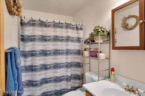 Bath - 502 W Fork Pinecreek Rd, Pinehurst, ID 83850 photo 1 of 2