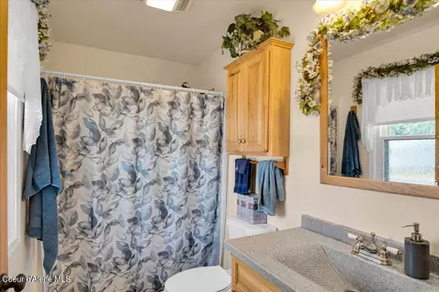 Bath - 502 W Fork Pinecreek Rd, Pinehurst, ID 83850 photo 2 of 2