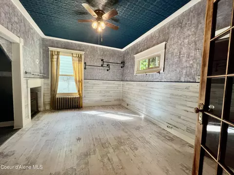 Living - 166 King St, Wallace, ID 83873 photo 4 of 5