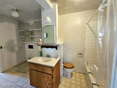 Bath - 402 E 3rd Ave, Clark Fork, ID 83811 photo 1 of 1