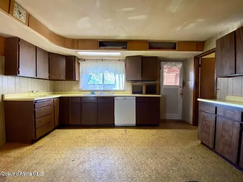 Kitchen - 402 E 3rd Ave, Clark Fork, ID 83811 photo 3 of 4