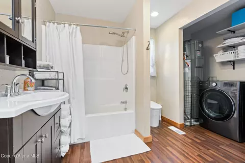 Bath - 311 E Park Ave, Harrison, ID 83833 photo 1 of 4