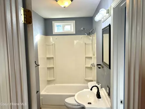 Bath - 204 Portland Ave, Kellogg, ID 83837 photo 2 of 3