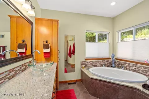 Bath - 16145 W Nelson Loop Rd, Rathdrum, ID 83858 photo 2 of 5
