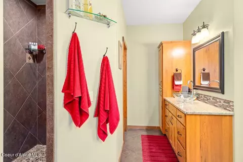 Bath - 16145 W Nelson Loop Rd, Rathdrum, ID 83858 photo 3 of 5