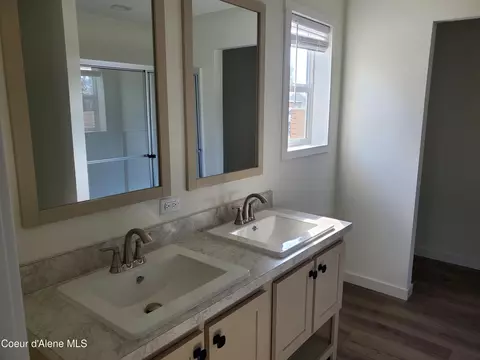Bath - 620 E Mountain View Dr, Sandpoint, ID 83864 photo 2 of 3