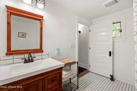 Bath - 417 S 4th Ave, Sandpoint, ID 83864 photo 2 of 3