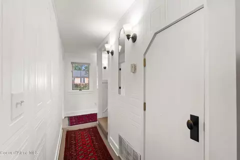 Entry Way - 417 S 4th Ave, Sandpoint, ID 83864 photo 1 of 3
