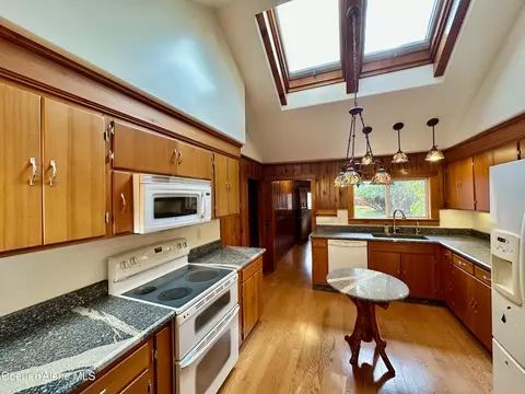 Kitchen - 1557 Pleasant Valley Loop, Naples, ID 83847 photo 3 of 4