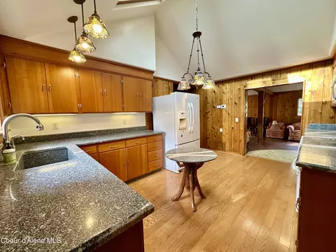 Kitchen - 1557 Pleasant Valley Loop, Naples, ID 83847 photo 2 of 4