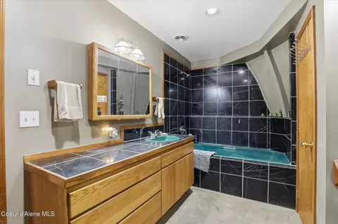 Bath - 347 Homestead Loop, Sandpoint, ID 83864 photo 1 of 3