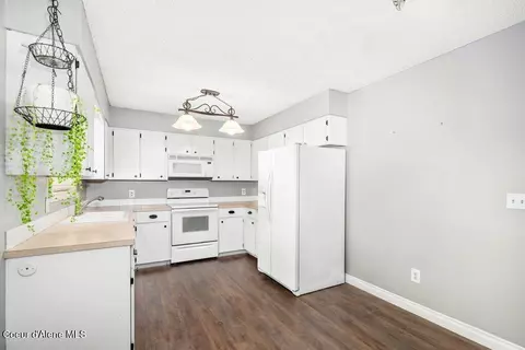 Kitchen - 1572 E Velora Dr, Post Falls, ID 83854 photo 2 of 3