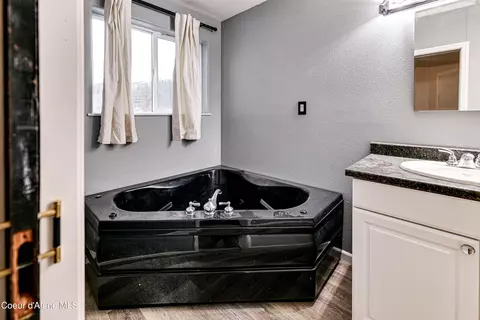 Bath - 10 Lewiston Ave, Pinehurst, ID 83850 photo 3 of 5