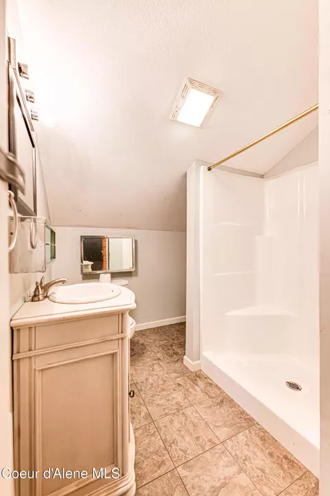 Bath - 10 Lewiston Ave, Pinehurst, ID 83850 photo 5 of 5