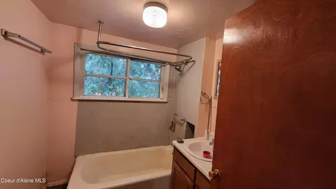 Bath - 414 S Prospect Ave, Harrison, ID 83833 photo 1 of 1