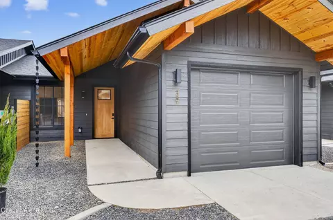 33 Rebecca Ln, Nordman, ID 83848