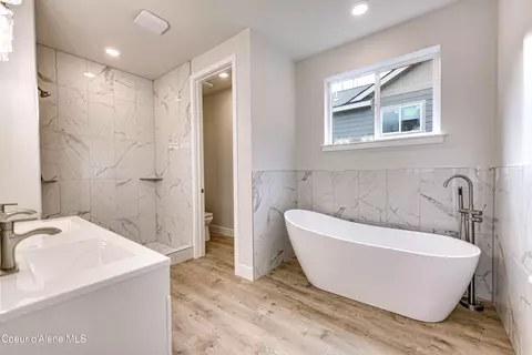 Bath - 877 Main St, Wardner, ID 83837 photo 1 of 5