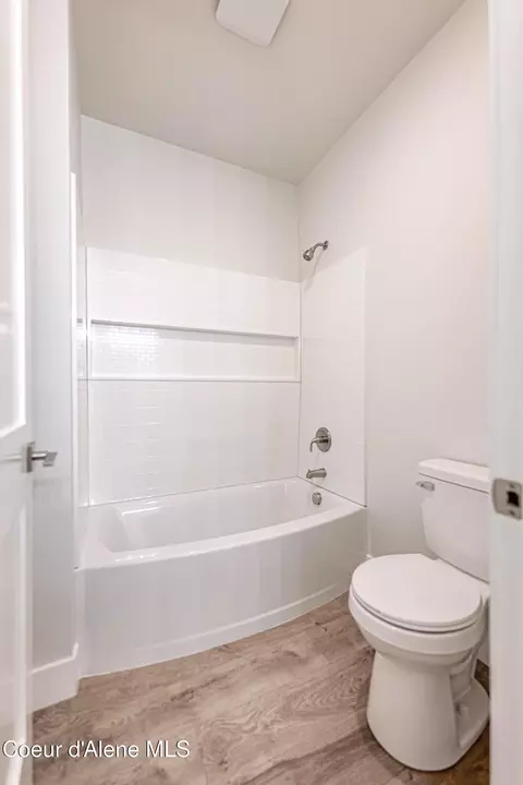 Bath - 877 Main St, Wardner, ID 83837 photo 4 of 5