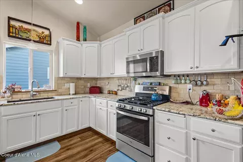 Kitchen - 2533 N Side Saddle Ln, Post Falls, ID 83854 photo 4 of 4