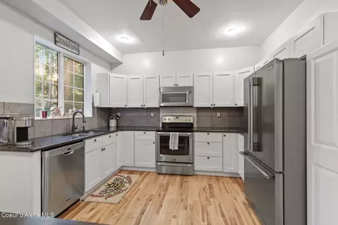 Kitchen - 15686 W Riverview Dr, Post Falls, ID 83854 photo 2 of 3