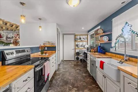 Kitchen - 1611 E Plaza Dr, Post Falls, ID 83854 photo 2 of 3