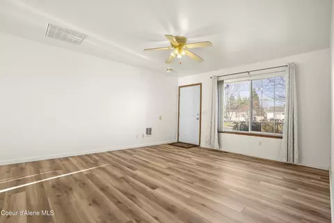 Living - 910 E Shasta Ave, Post Falls, ID 83854 photo 3 of 4