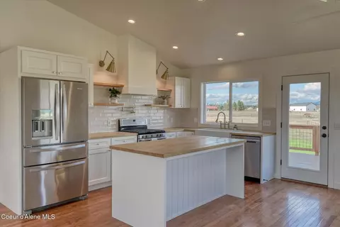 Kitchen - 1837 E Yellow Pine Ave, Athol, ID 83801 photo 3 of 5