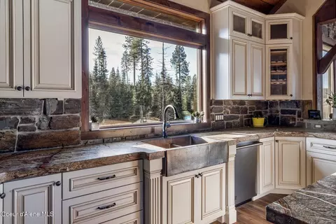 Kitchen - 337 W Coon Creek Rd, Plummer, ID 83851 photo 4 of 6