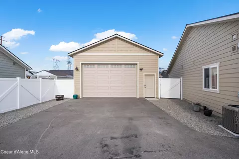 Exterior - 8265 W Splitrail Ave, Rathdrum, ID 83858 photo 5 of 8