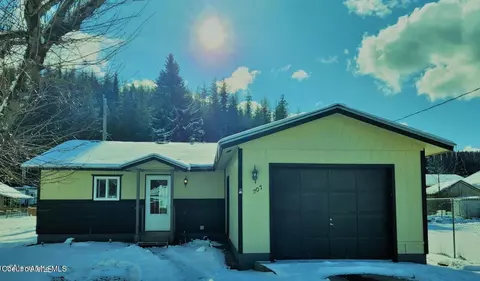 207 Maple Ave, Pinehurst, ID 83850