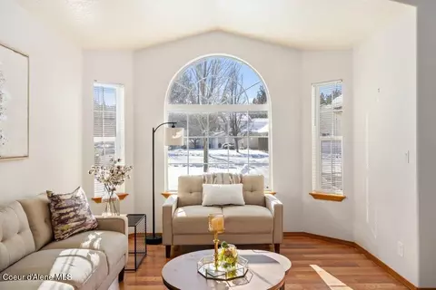Living - 5597 E Steamboat Bnd, Post Falls, ID 83854 photo 3 of 4