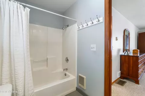 Bath - 110 Spur Dr, Sandpoint, ID 83864 photo 2 of 4