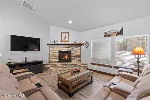 Living - 21041 N Eclipse Rd, Rathdrum, ID 83858 photo 2 of 3