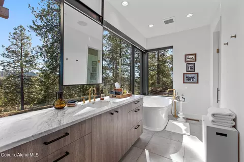 Bath - 6010 S Grainger Ct, Harrison, ID 83833 photo 6 of 7