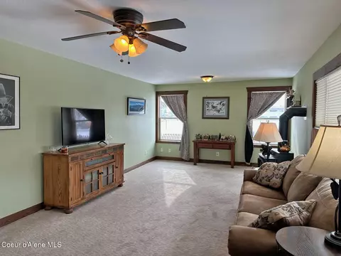 Living - 1108 Pine St, Sandpoint, ID 83864 photo 2 of 4