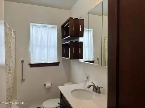 Bath - 1108 Pine St, Sandpoint, ID 83864 photo 8 of 9