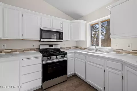 Kitchen - 650 E Sand Wedge Dr, Post Falls, ID 83854 photo 2 of 3