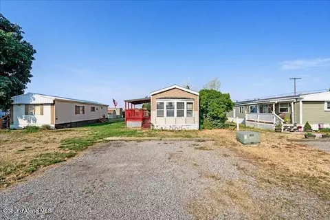 10739 N Benoit St, Hayden, ID 83835